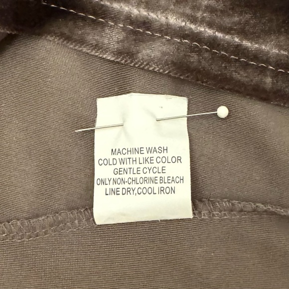 Amaryllis soft & shimmery stretch velvet v-neck loose tee with hi-lo hem. Size M - Picture 6 of 9